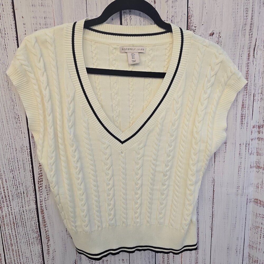 Women's cable knit sweater vest w/black trim